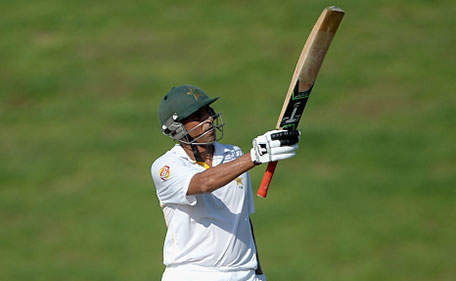 Younis Khan of Pakistan salutes the crowd after becoming the Pakistan's highest run scorer in Test cricket during the 1st Test between Pakistan and England at Zayed Cricket Stadium on October 13, 2015 in Abu Dhabi, United Arab Emirates. (Getty Images)