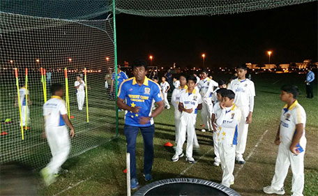 Rumesh Ratnayake training kids of the Desert Cubs Cricket Academy. (Supplied)