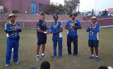 Head coach of Desert Cubs Cricket Academy Presley Polonnowita (second left) presenting a memento to Rumesh Ratnayake (centre). (Supplied)