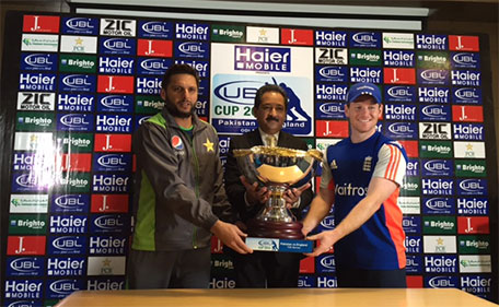 Naeem Bashir Ahmad (centre), Senior Executive Vice President and Head of International UBL unveiled the trophy with the two captains Shahid Afridi (left) and Eoin Morgan at the Dubai Internatioal Stadium. (Supplied)