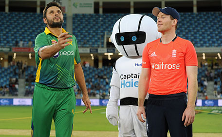 Pakistan captain Shahid Afridi tosses the coin alongside England captain Eoin Morgan ahead of the 1st International T20 match between Pakistan and England at Dubai International Stadium on November 26, 2015 in Dubai, United Arab Emirates. (Getty Images)
