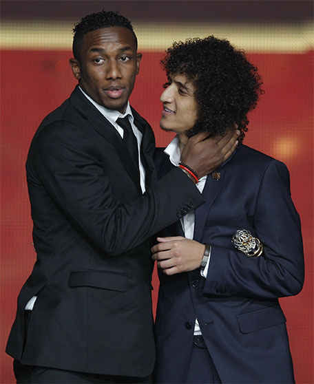 United Arab Emirate's Ahmed Khalil (left) hugs his compatriot Omar Abdulrahman after he was declared the player of the year award during the Asian Football Confederation (AFC)  annual awards in New Delhi, India, Sunday, Nov. 29, 2015. (AP)
