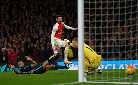 Olivier Giroud of Arsenal scores his side's second goal past Joe Hart of Manchester City during the Barclays Premier League match between Arsenal and Manchester City at Emirates Stadium on December 21, 2015 in London, England. (Getty Images)