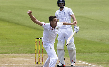 South Africa's Morne Morkel celebrates the wicket of England's Chris Woakes during the first cricket test match in Durban, South Africa, December 27, 2015. (Reuters)
