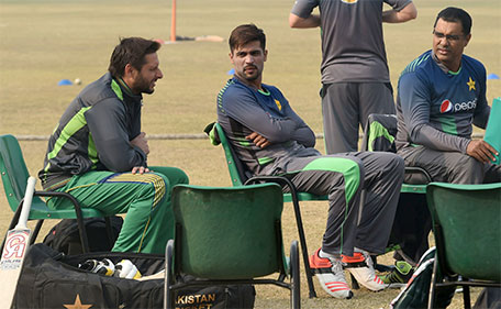 Pakistani cricket coach Waqar Younis (right) chats with cricketers Shahid Afridi (left) and Mohammad Amir during a team practice session at a camp ahead of the New Zealand tour, in Lahore on January 2, 2016. (AFP)