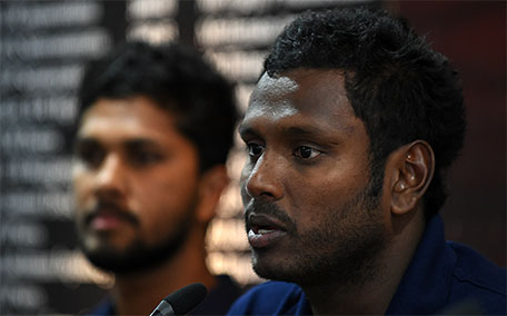 Sri Lanka's cricket captain Angelo Mathews (right) and cricketer Dinesh Chandimal attend a press conference in Colombo on January 13, 2016. (AFP)