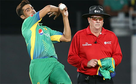 Mohammad Amir of Pakistan bowls during the second 20/20 cricket match between New Zealand and Pakistan at Eden Park in Auckland on January 15, 2016. (AFP)
