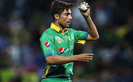 Mohammad Amir of Pakistan prepares to bowl during the International Twenty20 match between New Zealand and Pakistan at Seddon Park on January 17, 2016 in Hamilton, New Zealand. (Getty Images)