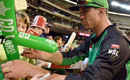 Melbourne Stars cricketer Kevin Pietersen signs autographs for fans during the T20 Big Bash League cricket final between the Melbourne Stars and Sydney Thunder at the Melbourne Cricket Ground (MCG) in Melbourne on January 24, 2016. (AFP)