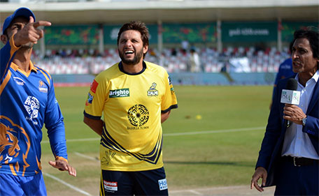 Shahid Afridi (centre) of Peshawar Zalmi calls it right during Match 10 of PSL against Karachi Kings at Sharjah Cricket Stadium on February 11 2016. (@PSL)