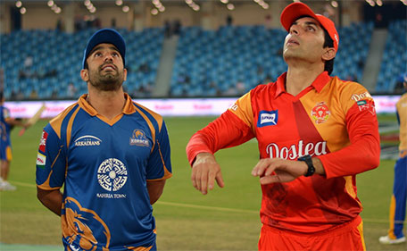 Ravi Bopara (left) of Karachi Kings and Misbah ul Haq of Islamabad United at the toss during the PSL 2nd Qualifying Final at Dubai International Stadium on Feb 20 2016. (@PSL)