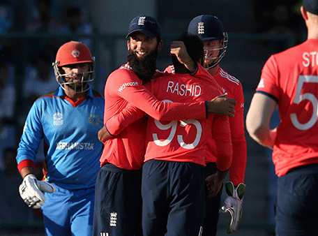 England's Moeen Ali, second left, and Jos Buttler, fourth left, congratulate, Adil Rashid, third left,  for taking the wicket of Afghanistan's Noor Ali Zadran, left, at the ICC Twenty20 2016 Cricket World Cup match at the Feroz Shah Kotla cricket stadium in New Delhi, India, Wednesday, March 23, 2016. (AP)