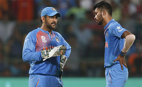 India's captain and wicketkeeper Mahendra Singh Dhoni (left) speaks with his teammate Hardik Pandya during World Twenty20 cricket tournament India v Bangladesh in Bengaluru, India, 23/03/2016. (Reuters)