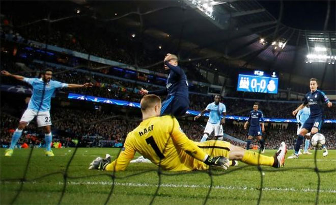 Manchester City's Joe Hart saves from Real Madrid's Pepe during UEFA Champions League Semi Final First Leg at Etihad Stadium, Manchester, England on 26/4/16. (Reuters)