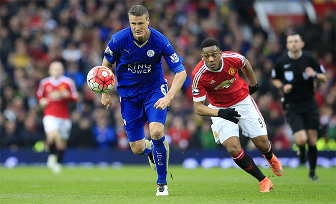 Leicester's Robert Huth (centre left) keeps the ball from Manchester United's Anthony Martial during the English Premier League soccer match between Manchester United and Leicester at Old Trafford Stadium, Manchester, England, Sunday, May 1, 2016. (AP)