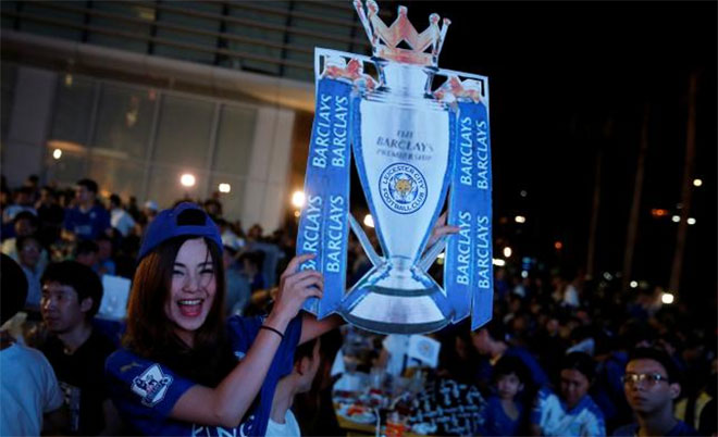 Leicester City fans celebrate after their team drew against Manchester United while watching the game on a big screen, in Bangkok, Thailand, May 1, 2016. (Reuters)