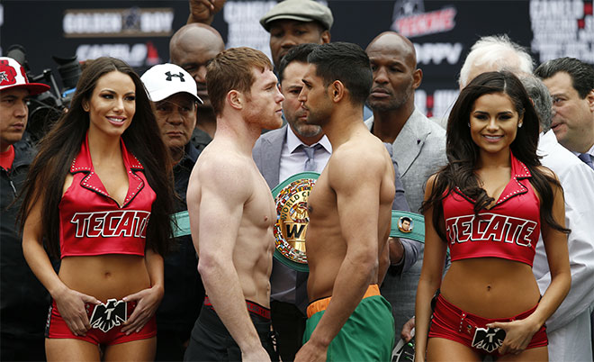 Amir Khan and Saul 'Canelo' Alvarez as promoter Oscar de la Hoya and Bernard Hopkins look on during the weigh in T-Mobile Arena, Las Vegas, United States of America - 6/5/16. (Action Images via Reuters)