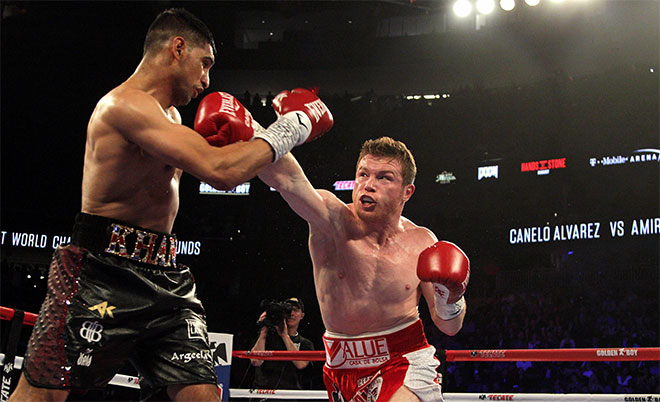 Saul Canelo Alvarez (right) of Mexico connects a right against Amir Khan of Great Britain during their WBC Middleweight Championship fight at the T-Mobile Arena, Saturday, May 7, 2016 in Las Vegas, Nevada. (AFP)