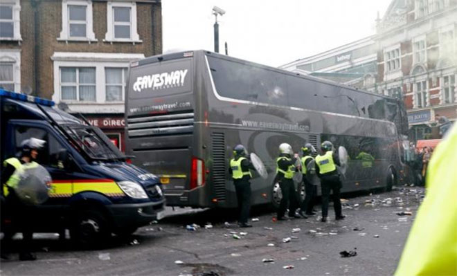 General view as bottles are thrown at the Manchester United team bus before the Barclays Premier League match West Ham United v Manchester United on 10/5/16. (Reuters)