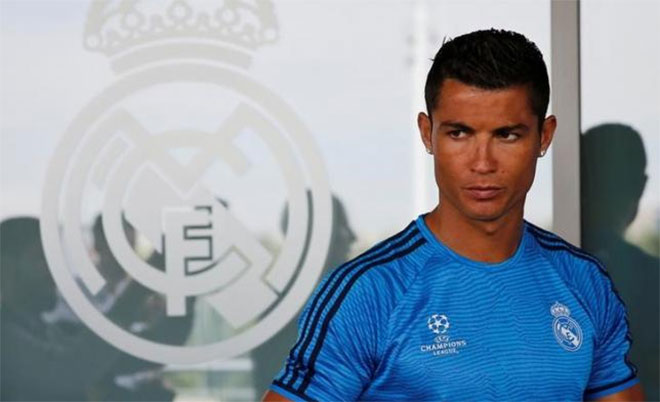 Real Madrid's Cristiano Ronaldo stands in front of reporters after a training session at Valdebebas, Madrid, Spain on 24/5/16. (Reuters)