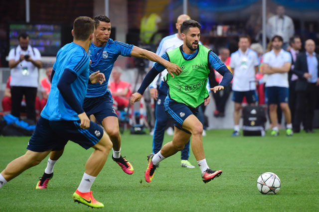Real Madrid's players  take part in a  training session at the San Siro Stadium in Milan, on May 27, 2016, on the eve of the UEFA Champions League final foobtall match between Real Madrid and Atletico Madrid. (AFP)