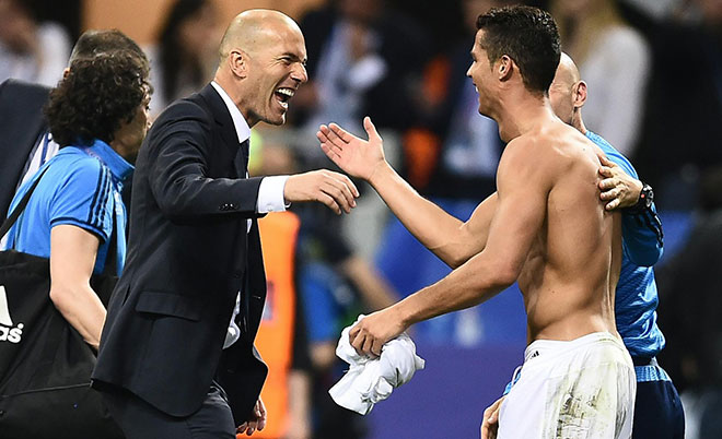 Real Madrid's Portuguese forward Cristiano Ronaldo (R) and Real Madrid's French coach Zinedine Zidane celebrate after Real Madrid won the UEFA Champions League final football match over Atletico Madrid at San Siro Stadium in Milan, on May 28, 2016. (AFP)