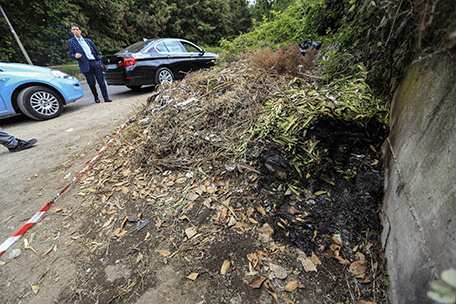 Police officers inspect the site where the body of slain 22-year-old student Sara Di Pietrantonio was found in the outskirts of Rome, Monday, May 30, 2016. According to Italian police, Sara has been burned alive by her ex-boyfriend as she was was trying to escape from him. (AP)
