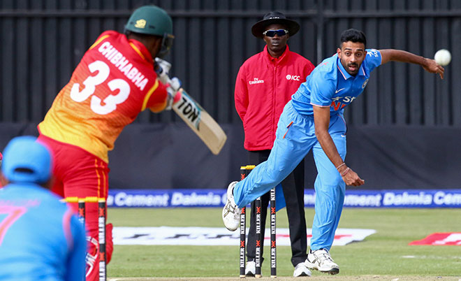 India bowler Dhawal Kulkarni (right) delivers a ball during the second One Day International (ODI) cricket match between India and hosts Zimbabwe in a series of 3 ODI games at the Harare Sports Club, Zimbabwe June 13 2016. (AFP)