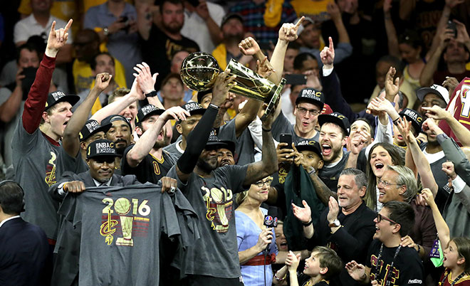 LeBron James #23 of the Cleveland Cavaliers holds the Larry O'Brien Championship Trophy after defeating the Golden State Warriors 93-89 in Game 7 of the 2016 NBA Finals at ORACLE Arena on June 19, 2016 in Oakland, California.(AFP)