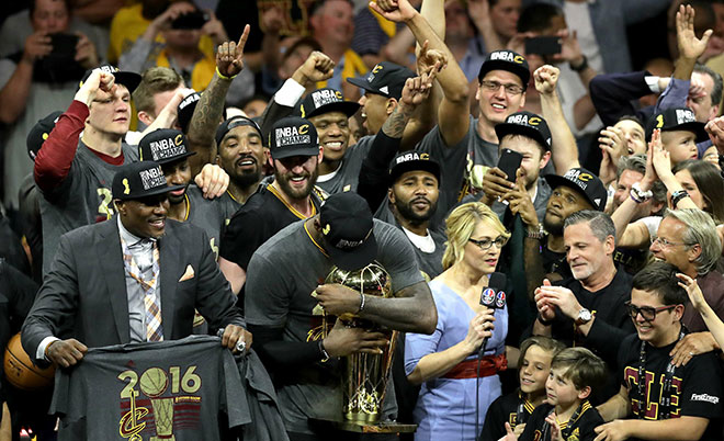 19: LeBron James #23 of the Cleveland Cavaliers holds the Larry O'Brien Championship Trophy after defeating the Golden State Warriors 93-89 in Game 7 of the 2016 NBA Finals at ORACLE Arena on June 19, 2016 in Oakland, California. (AFP)