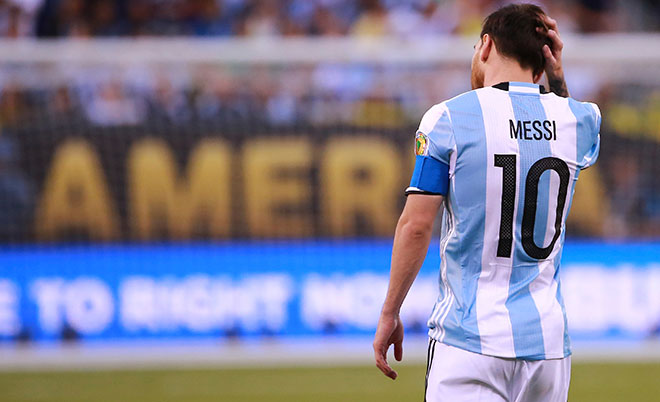 Lionel Messi of Argentina reacts during the championship match between Argentina and Chile at MetLife Stadium as part of Copa America Centenario US 2016 on June 26, 2016 in East Rutherford, New Jersey, US. (Getty Images)