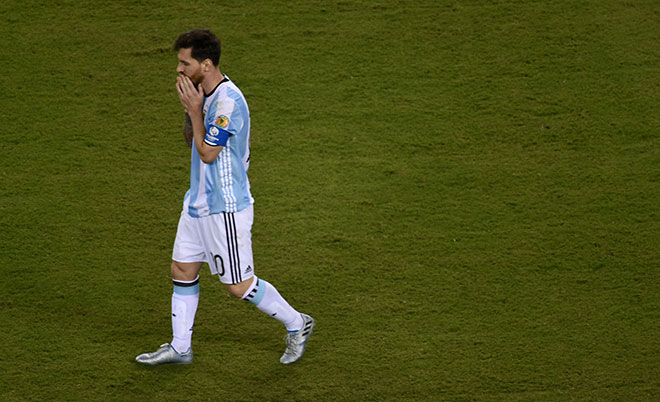 Argentina's Lionel Messi walks after missing his shot during the penalty shoot-out against Chile during the Copa America Centenario final in East Rutherford, New Jersey, United States, on June 26, 2016. (AFP)