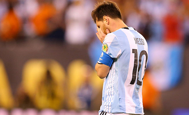 Lionel Messi #10 of Argentina reacts after missing a penalty kick against Chile during the Copa America Centenario Championship match at MetLife Stadium on June 26, 2016 in East Rutherford, New Jersey. (AFP)