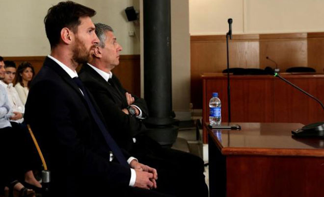 Barcelona's Argentine soccer player Lionel Messi (left) sits in court with his father Jorge Horacio Messi during their trial for tax fraud in Barcelona, Spain, June 2, 2016.(Reuters)