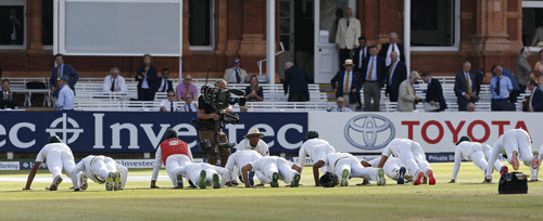 Pakistan's Younis Khan (C) leads the Pakistan team's celebration ater  Mohammad Amir took the wicket of England's Jake Ball for 3 runs on the fourth day of the first Test cricket match between England and Pakistan at Lord's cricket ground in London, on July 17, 2016.   Pakistan won the 1st test by 75 runs. (AFP)