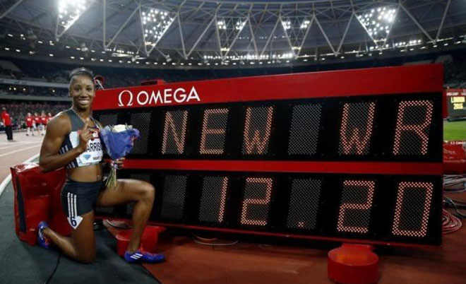 USA's Kendra Harrison poses with her time as she celebrates winning the Women's 100m Hurdles final and breaking the World Record. (Reuters)