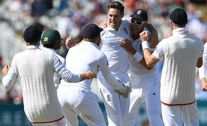England's Chris Woakes (centre) celebrates with teammates after taking the wicket of Pakistan's Asad Shafiq during play on the final day of the third test cricket match between England and Pakistan at Edgbaston in Birmingham, on August 7, 2016. (AFP)