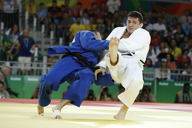 Brazil's Victor Penalber (white) competes with United Arab Emirates's Sergiu Toma during their men's -81kg judo contest match of the Rio 2016 Olympic Games in Rio de Janeiro on August 9, 2016. (AFP)