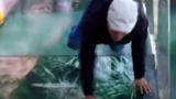 Photo: Tourist terrified by new glass walkway that cracks under weight