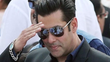 Photo: Salman kicks aside earlier plans