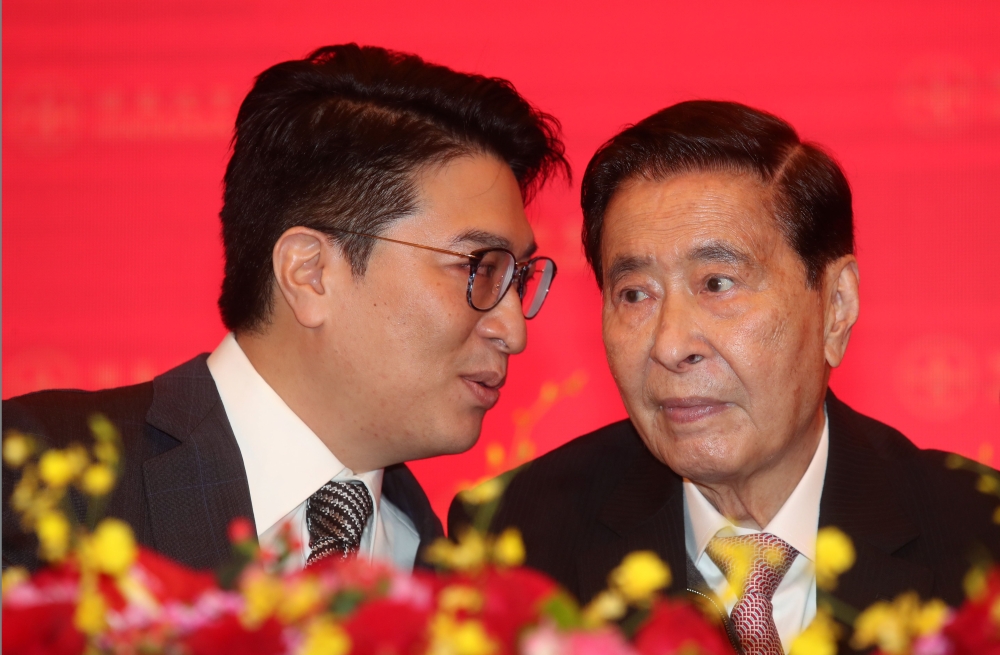 Hong Kong second wealthiest tycoon Lee Shau Kee bows out - News -  Emirates24|7