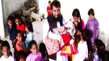 Photo: Pakistani Doctor in his 50s Becomes Father of 60th Child