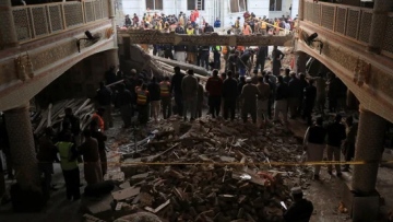 Photo: Death toll in Pakistan mosque blast rises to 83