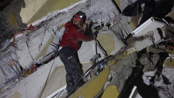Photo: Death toll from earthquake in Turkey nears 3,000, rescuers search for survivors