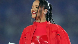 Photo: Pregnant Rihanna Performs at Super Bowl Half Time Show