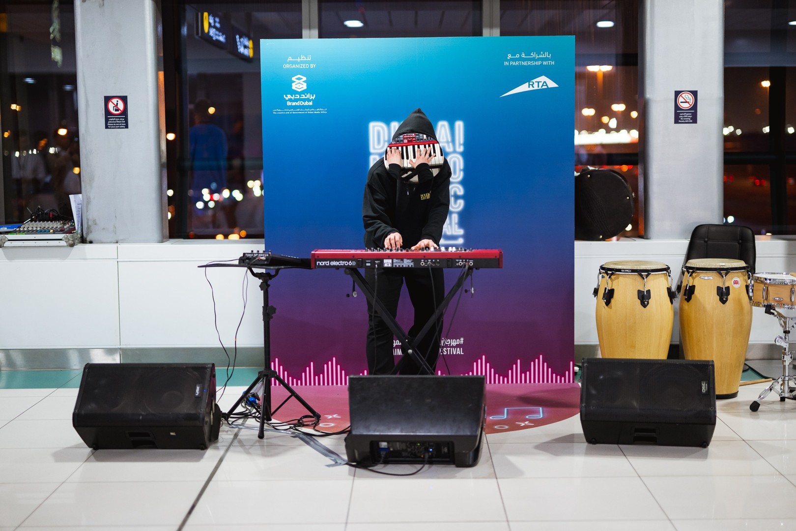 Le musicien français éblouit le public avec sa superbe performance de « Mirror Head » au Dubai Metro Music Festival
