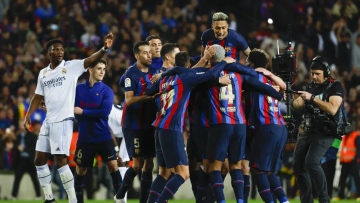Photo: Barcelona rallies to top Madrid, move closer to league title