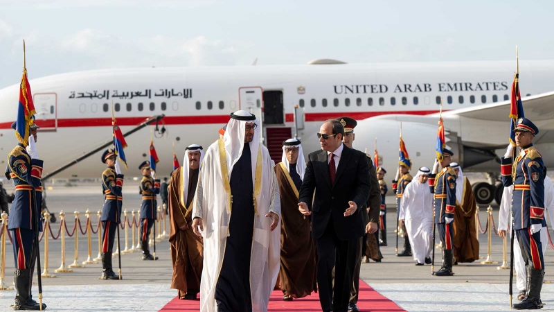 Photo: UAE President arrives in Egypt