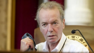 Photo: Martin Amis, British novelist who brought a rock ‘n’ roll sensibility to his work, has died at 73