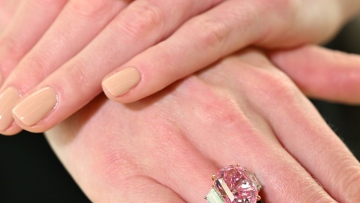 Photo: Dubai Diamond Exchange and Sotheby's Unveil World's Largest Ruby and Most Vivid Pink Diamond in Exquisite Partnership